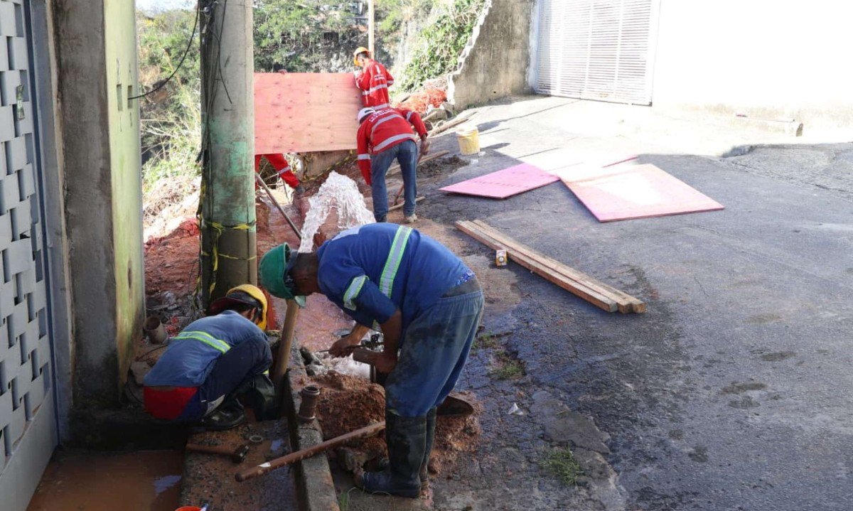 Copasa atua em rompimento de tubulação no bairro Tupi - (crédito: Marcos Vieira/EM/D.A Press)