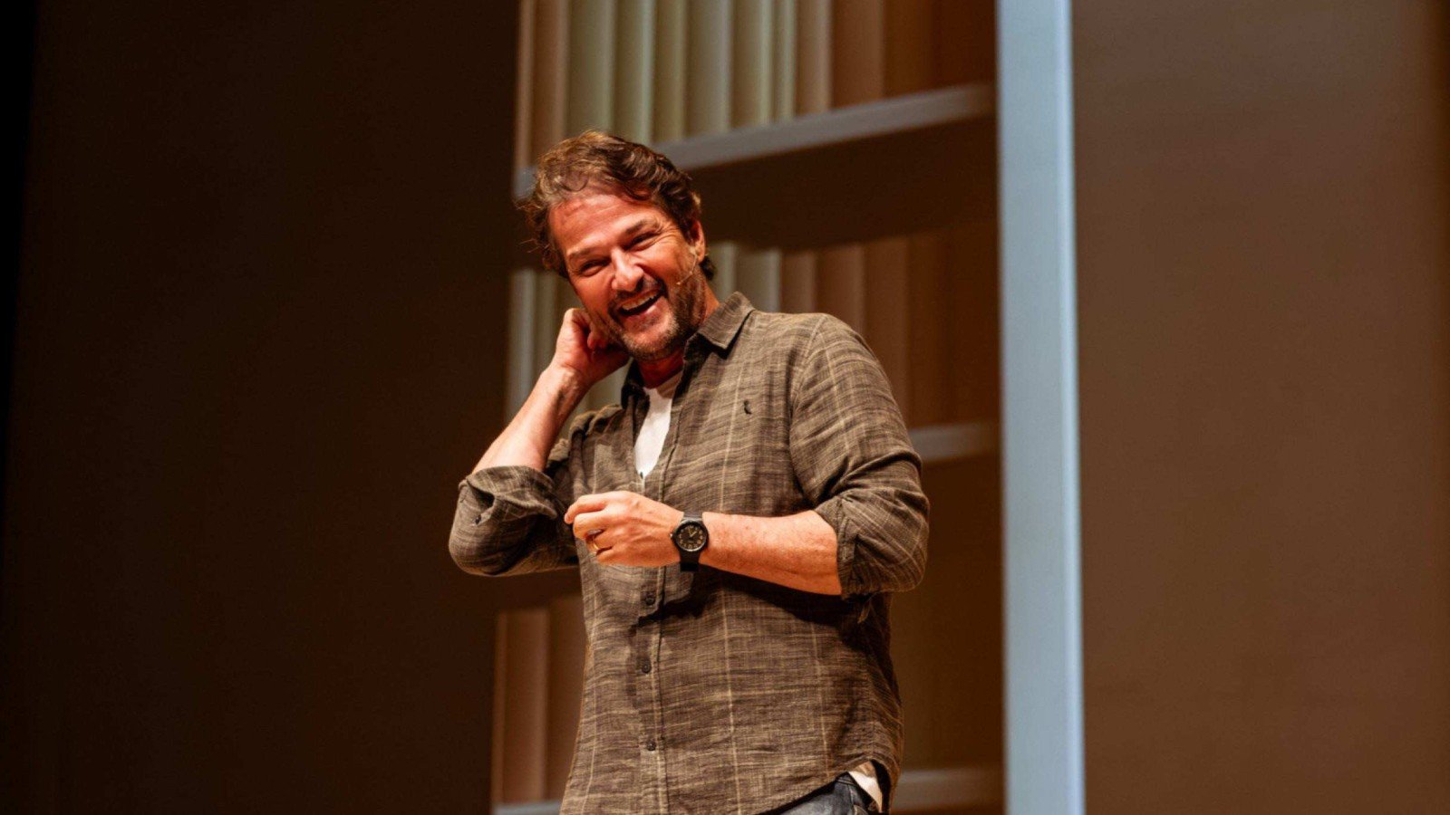 Marcelo Serrado monta seu divã no Cine Theatro Brasil, neste fim de semana