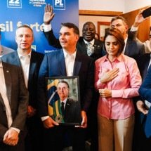 Aliados veem vantagens para Flávio Bolsonaro na crise que empareda Moraes