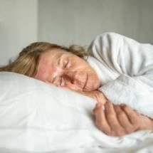 Rugas do sono existem? Dermatologista revela a verdade - Divulga&ccedil;&atilde;o