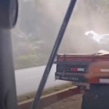 Vídeo: motorista flagra o tombamento de carreta na BR-381 - Redes sociais