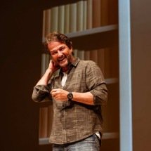 Marcelo Serrado monta seu divã no Cine Theatro Brasil, neste fim de semana