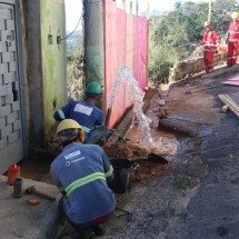 Vazamento de água: lava a jato é atingido por água e lama em BH - Marcos Vieira/EM/D.A Press
