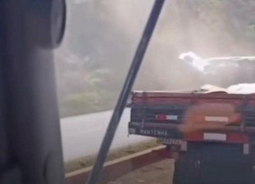 Motorista flagra tombamento de carreta em pista da Fernão Dias, na altura da cidade de Brumadinho -  (crédito: Redes sociais)