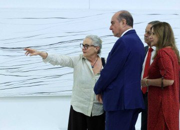 
Mônica Sartori com os desembargadores José Arthur de Carvalho Pereira Filho, superintendente de Projetos Artísticos e Culturais do TJMG, e José Marcos Rodrigues Vieira, membro do Conselho Curador do TJMG Cultural, e Claudia Elias -  (crédito: Juarez Rodrigues/TJMG/Divulgação)