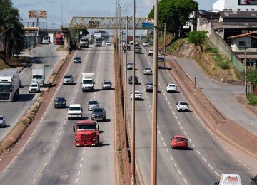 Caminhão trafega na faixa da esquerda da BR-381, em Betim, onde foram registrados 417 acidentes, com 15 mortes, no primeiro semestre -  (crédito:  Gladyston Rodrigues/EM/D.A. Press)