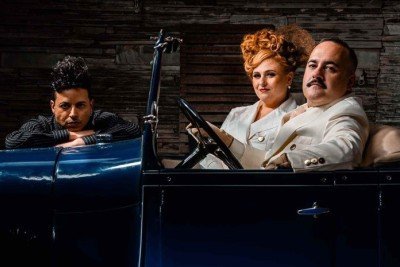 O pianista Ricardo Matosinho, a soprano Fabíola Protzner e o barítono Pedro Vianna estrelam o musical 'Conduzindo Miss Martino', em cartaz em BH  -  (crédito: Caio Veloso/Divulgação)