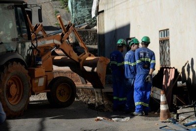 Rompimento em adutora em 19 de agosto abriu buraco grande na Rua Xapuri, no Bairro Nova Granada
       -  (crédito: Tulio Santos/EM/D.A.Press - Arquivo - 19/08/2026)