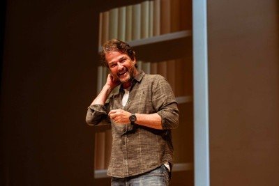 Protagonista de 'Terapia', baseado nas vivências de Marcelo Serrado, vai interagir com o público nas duas 'sessões' no Cine Theatro Brasil -  (crédito: Aline Mariz/divulgação)