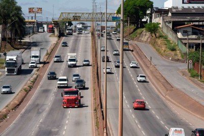 Caminhão trafega na faixa da esquerda da BR-381, em Betim, onde foram registrados 417 acidentes, com 15 mortes, no primeiro semestre -  (crédito:  Gladyston Rodrigues/EM/D.A. Press)
