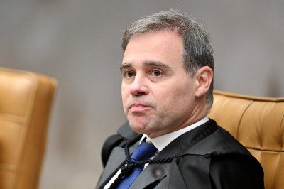 Decisão foi comunicada pelo presidente do instituto fundado por Mendonça, após revelações de envolvimento com o Caso Master -  (crédito: Evaristo Sá/AFP)