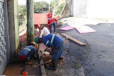 Copasa atua em rompimento de tubulação no bairro Tupi -  (crédito: Marcos Vieira/EM/D.A Press)