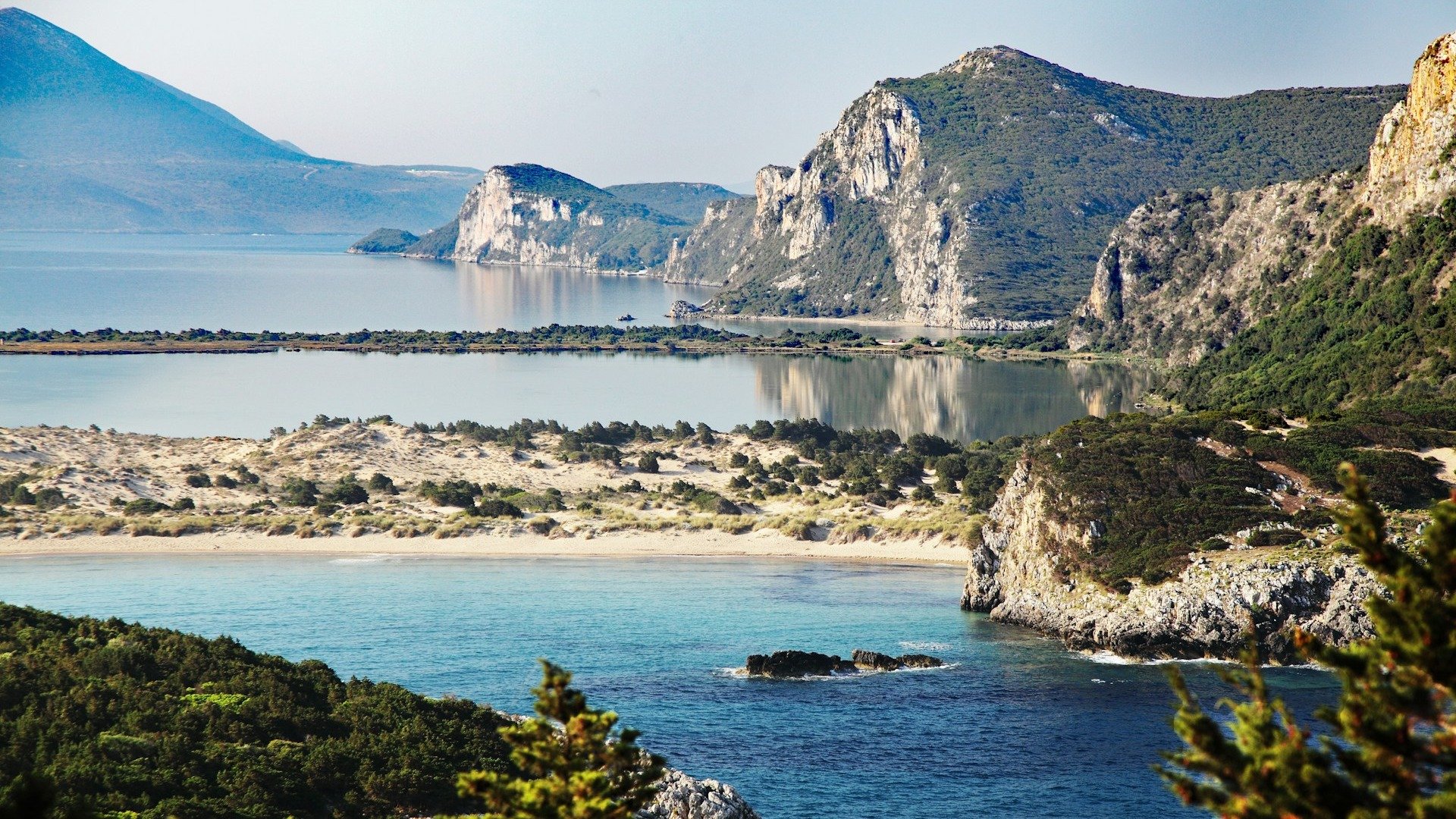 Paisagem costeira na Gr&eacute;cia, similar aos cen&aacute;rios que inspiram turistas ap&oacute;s o sucesso de 'A Odisseia' de Nolan -  (crédito: Unsplash)