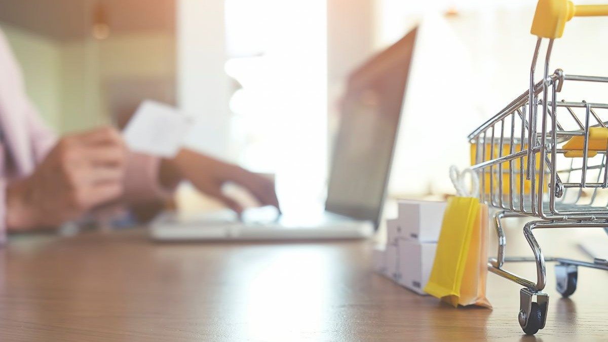 Consumidores brasileiros se preparam para a Black Friday pesquisando ofertas e usando a tecnologia para compras estrat&eacute;gicas online -  (crédito: Freepik)
