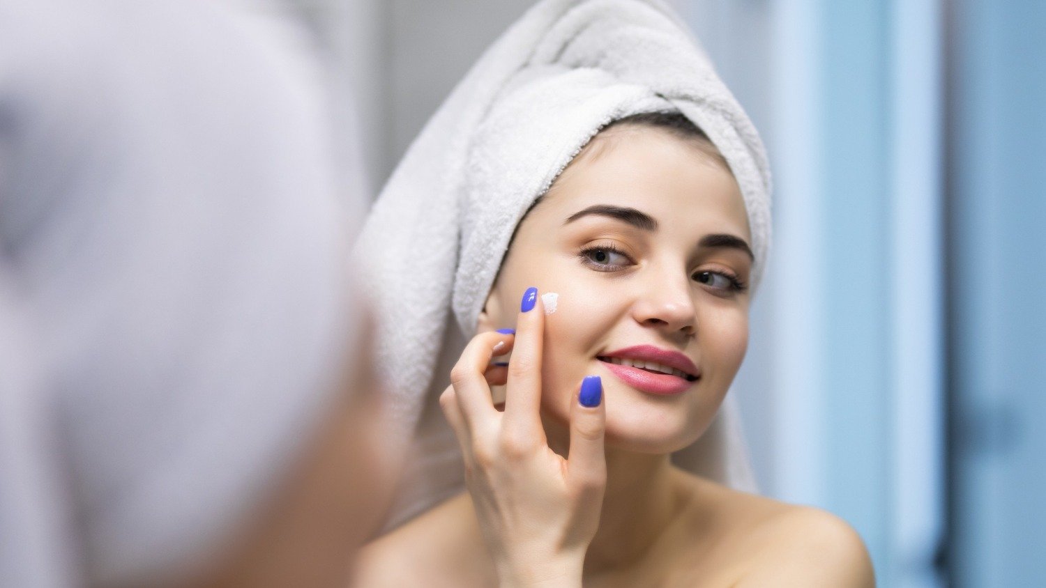 A aten&ccedil;&atilde;o &agrave; rotina de skincare, incluindo a aplica&ccedil;&atilde;o de produtos, &eacute; fundamental para prevenir os riscos do uso indevido de &aacute;cidos -  (crédito: Freepik)