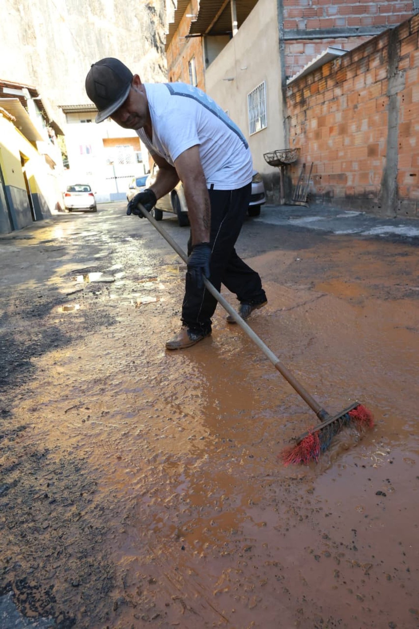 Morador da rua &Aacute;urea Rocha Madeira e dono do lava a jato afetado pela &aacute;gua e lama
