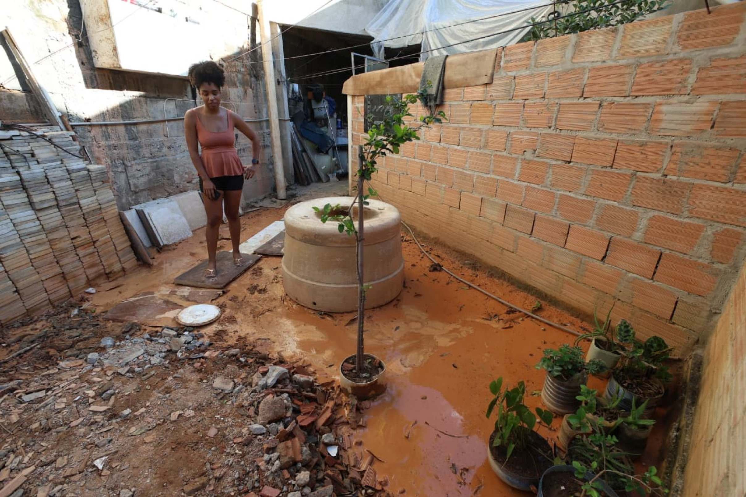 Flavia Souza, moradora da casa a rua Marta Costa da Silva, afetada pelo rompimento da tubula&ccedil;&atilde;o da Copasa