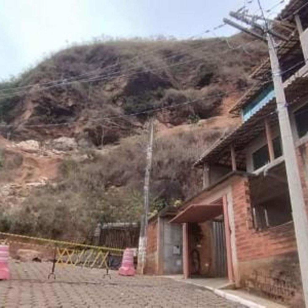 Queda de rochas ameaça casas e leva moradores a deixarem imóveis em Minas
