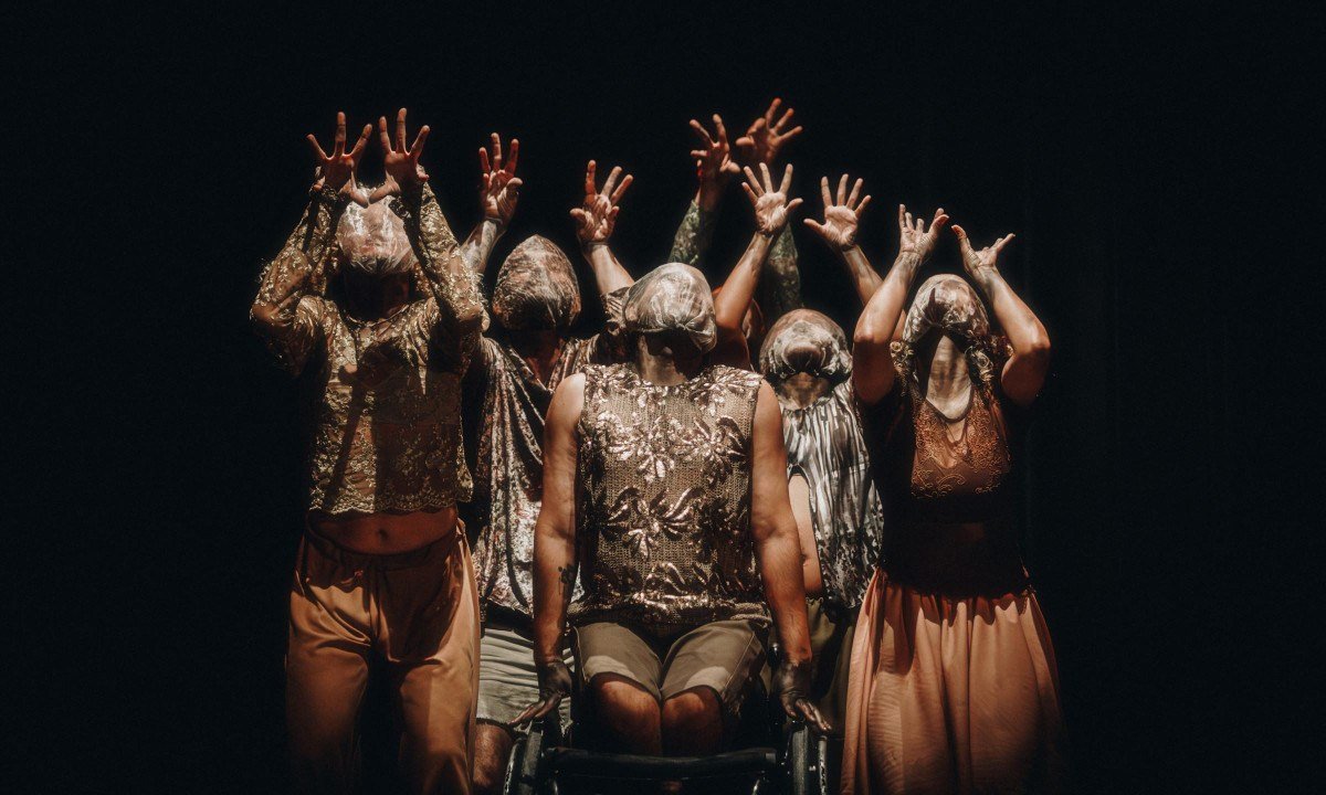 "Nuvens de pássaros" é um dos espetáculos que abrem a programação do Festival Acessa BH 2026; a coreografia é feita pelo grupo Movidos à Dança - (crédito: Brunno Martins/Divulgação)