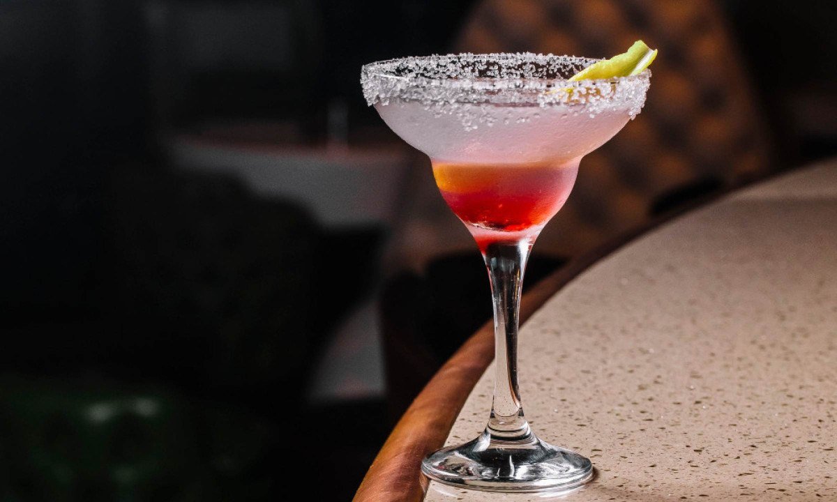 A Margarita está aí há décadas para provar. Tequila, limão, licor de laranja e aquela famosa borda de sal -  (crédito: Magnific)