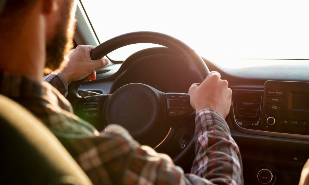 Um check-up preventivo no veículo é crucial para garantir a segurança e tranquilidade em viagens de carro - (crédito: Magnific)