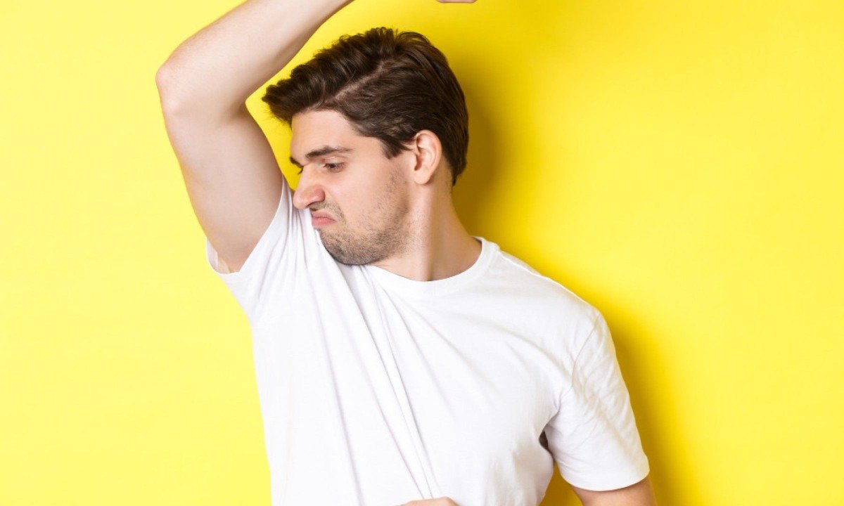 Tem marmanjo virando inimigo do banho, suado, fedido e com o cabelo ensebado com o intuito de atrair mulheres -  (crédito: Benzoix/Magnific)