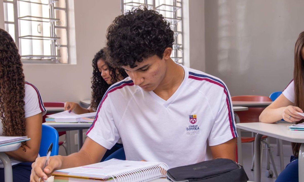 A chegada ao último ano do ensino médio traz novas expectativas para estudantes e famílias, entre decisões profissionais, vestibulares e a despedida da escola - (crédito: Colégio Loyola/Divulgação)