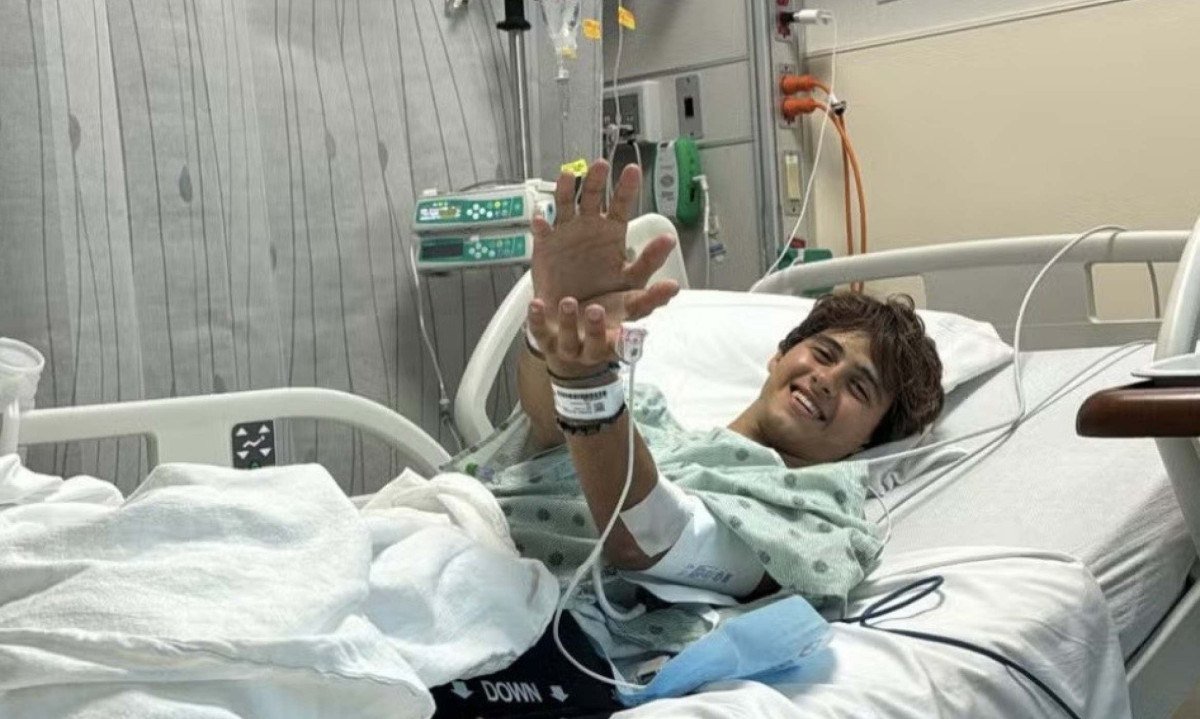 Stavros Floros, de 21 anos, em registro publicado nas redes sociais após o acidente; jovem pede R$ 510 milhões na Justiça contra a produção do programa - (crédito: reprodução/ redes sociais)