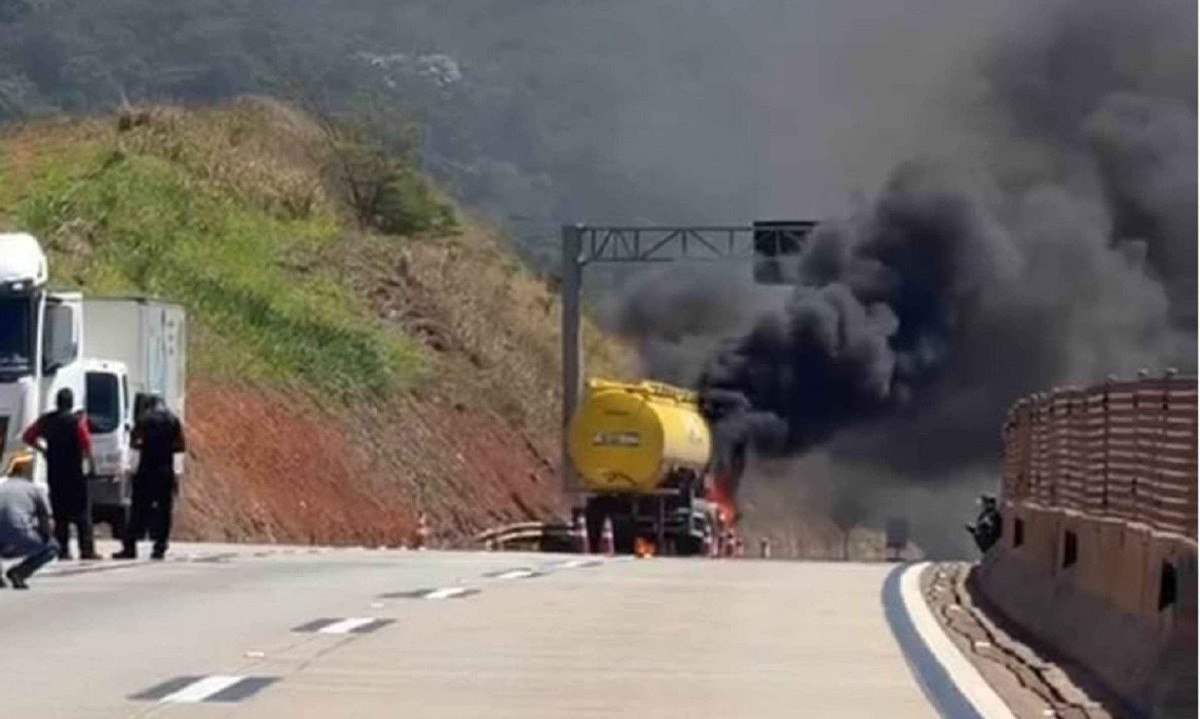 Chamas não chegaram a atingir o tanque, somente os pneus traseiros do veículo - (crédito: CBMMG/Divulgação)