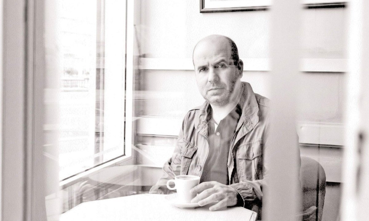 Javier Peña, autor de "Tinta invisível" e do podcast "Grandes infelices", nasceu em La Coruña e vive em Santiago de Compostela
- (crédito: CECILIA DÍAZ BETZ/DIVULGAÇÃO)