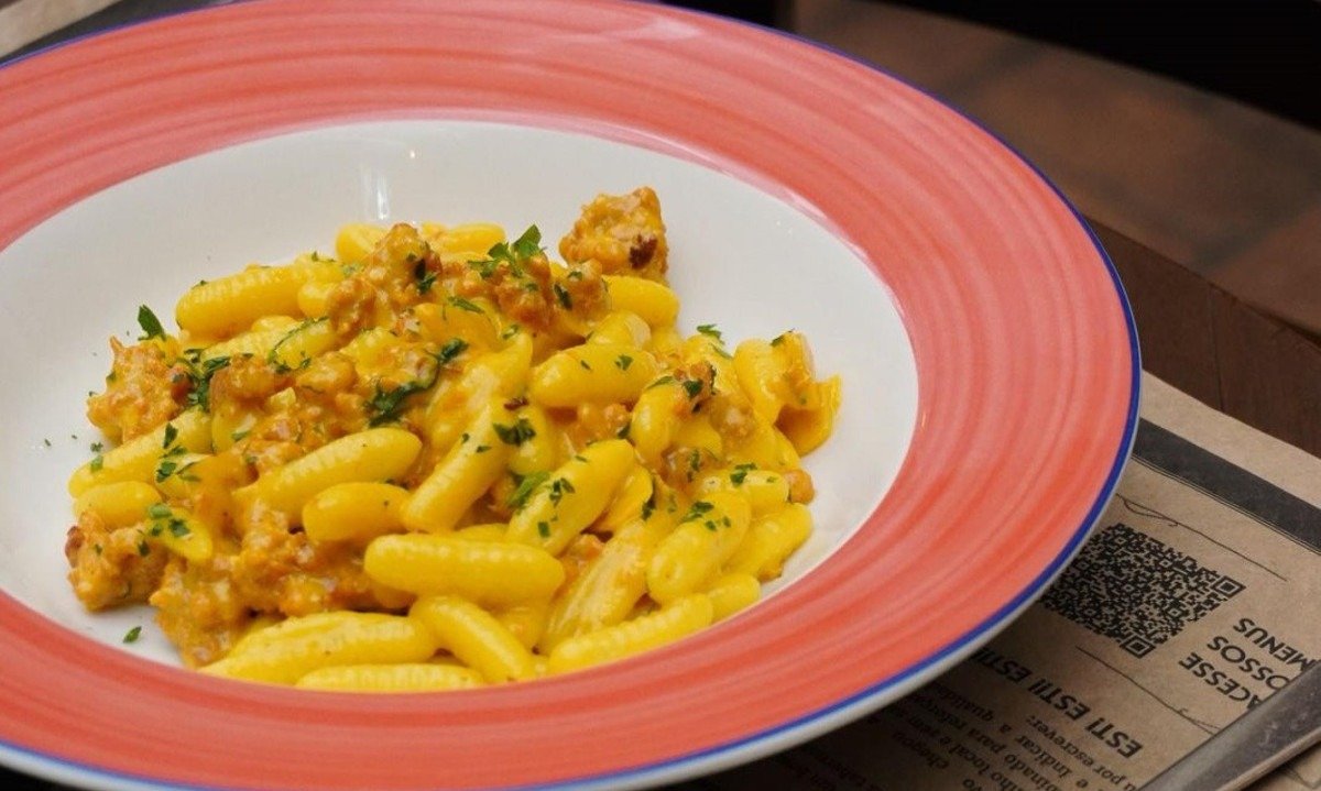 No Est! Est!! Est!!!, uma sugest&atilde;o para quem busca massas curtas &eacute; o Cavatelli Zafferano e Salsiccia, com a&ccedil;afr&atilde;o e lingui&ccedil;a 