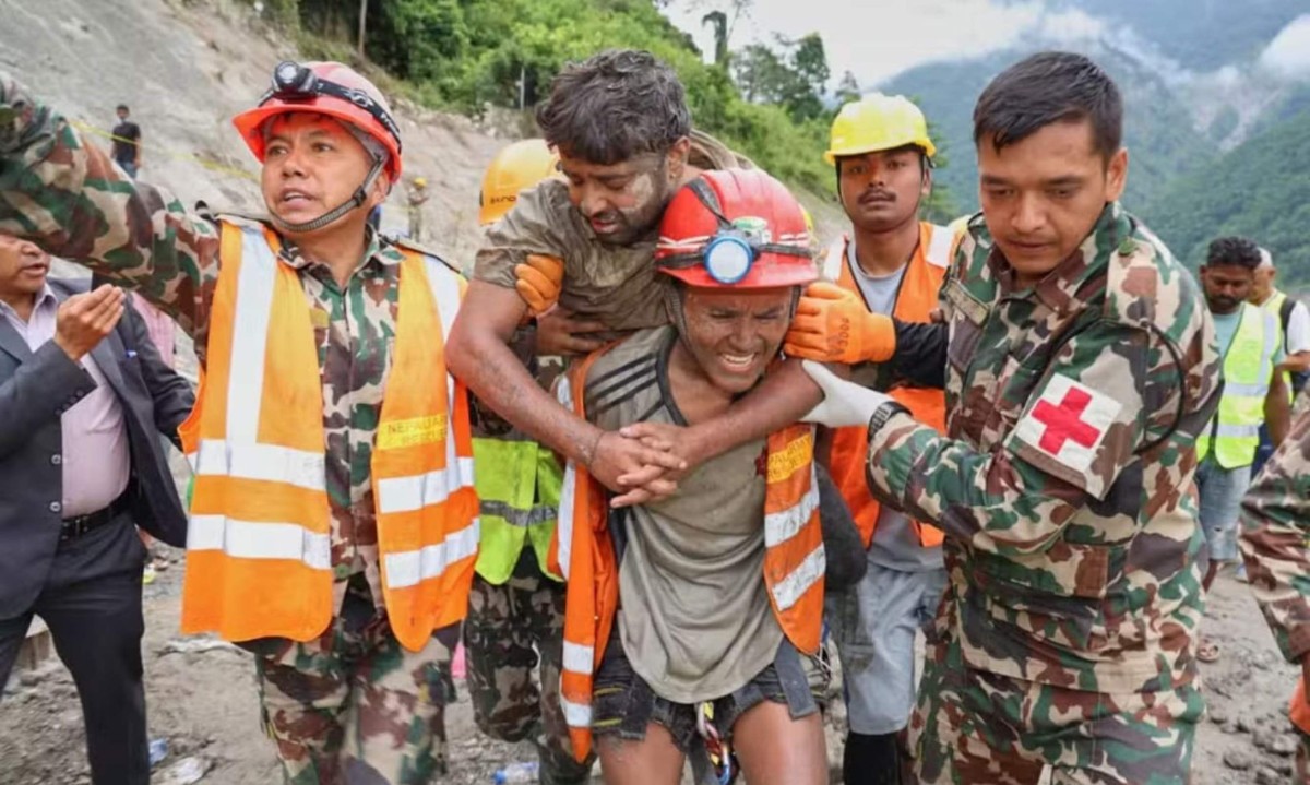 Homens foram resgatados com vida nove dias depois de avalanche - (crédito: Nepal Army )