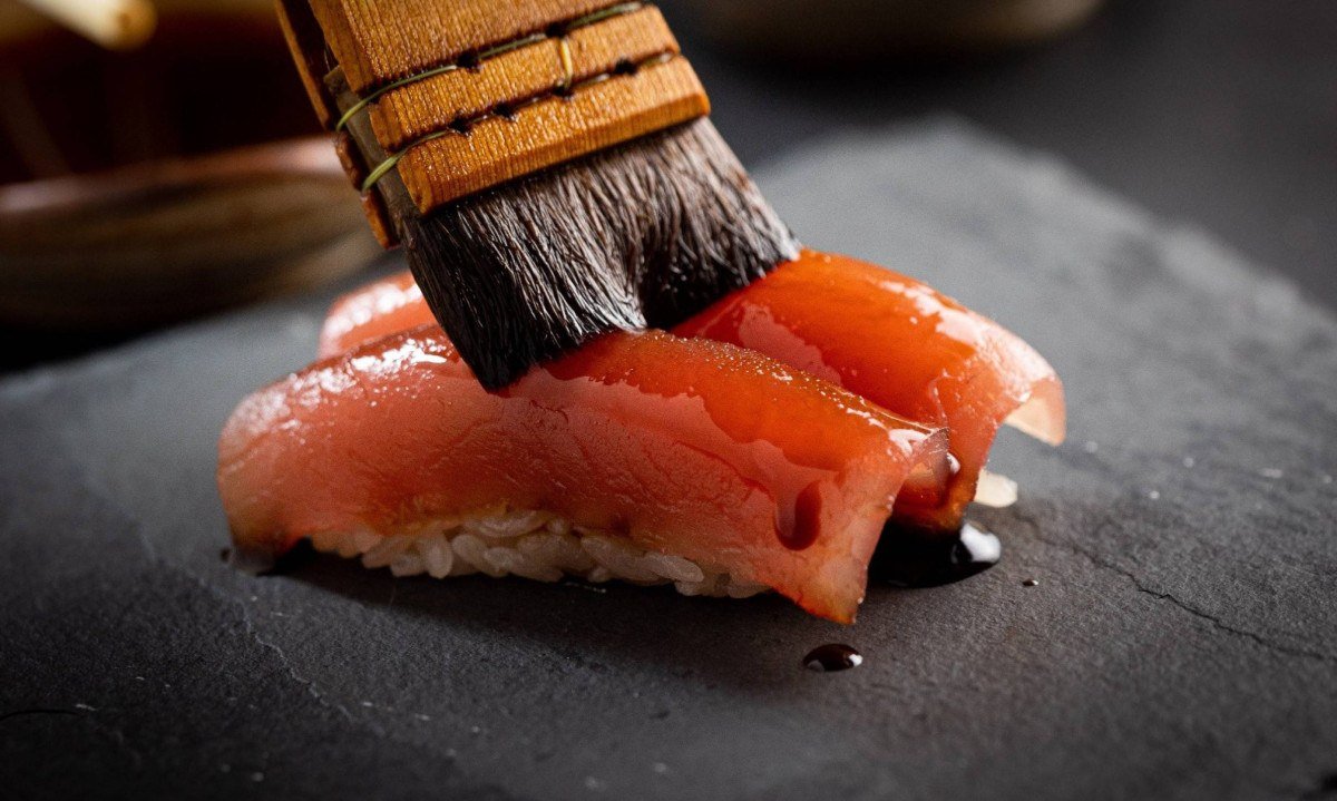 Assim como outros pratos, os niguiris de salm&atilde;o do el MAI j&aacute; saem da cozinha com uma pincelada sutil de shoyu 