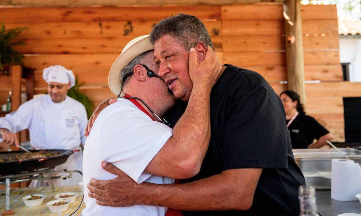 Os chefs Flávio Trombino e Ivo Faria no encerramento do projeto A Cozinha ao Vivo, em Tiradentes  -  (crédito: Divulgação)