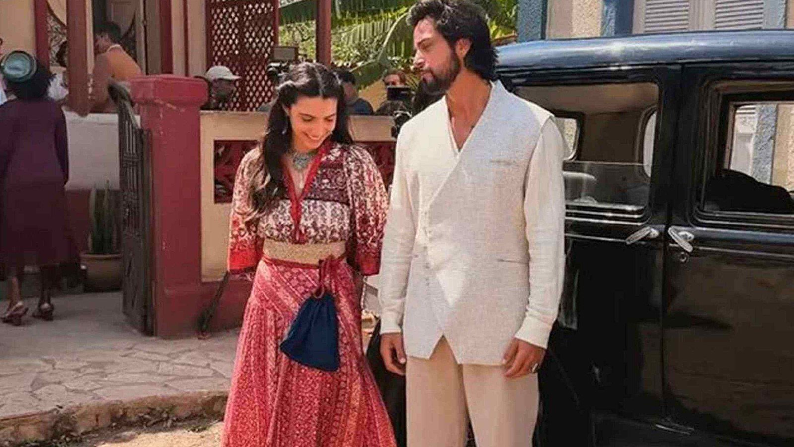 Atores Rayssa Bratillieri e Rodrigo Simas est&atilde;o lado a lado diante de um carro antigo, em cena da novela A nobreza do amor  