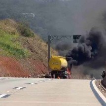 BR 381: Caminhão carregado de combustível pega fogo e mobiliza bombeiros - CBMMG/Divulga&ccedil;&atilde;o