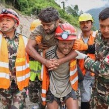 Dois trabalhadores resgatados em túnel do Nepal nove dias após a avalanche - Nepal Army 