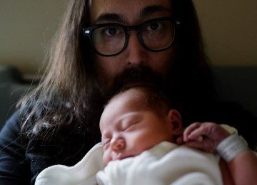 Sean Ono Lennon com o filho rec&eacute;m-nascido, Aurelius -  (crédito: Redes sociais)
