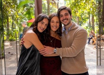 A autora e seus dois filhos  -  (crédito: Arquivo pessoal)