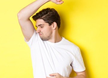 Tem marmanjo virando inimigo do banho, suado, fedido e com o cabelo ensebado com o intuito de atrair mulheres -  (crédito: Benzoix/Magnific)