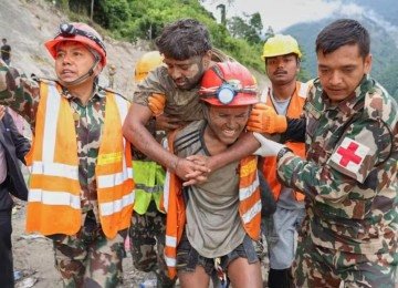 Homens foram resgatados com vida nove dias depois de avalanche -  (crédito: Nepal Army )