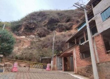A Defesa Civil do município acionou os bombeiros para avaliar as condições do terreno e os riscos para os moradores da região -  (crédito: CBMMG/DIVULGAÇÃO)