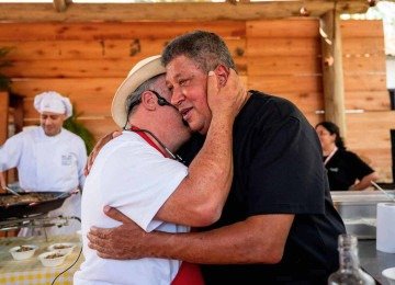 Os chefs Flávio Trombino e Ivo Faria no encerramento do projeto A Cozinha ao Vivo, em Tiradentes  -  (crédito: Divulgação)