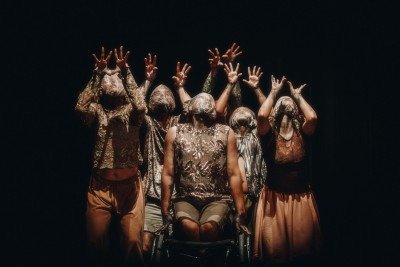 "Nuvens de p&aacute;ssaros" &eacute; um dos espet&aacute;culos que abrem a programa&ccedil;&atilde;o do Festival Acessa BH 2026; a coreografia &eacute; feita pelo grupo Movidos &agrave; Dan&ccedil;a -  (crédito: Brunno Martins/Divulga&ccedil;&atilde;o)
