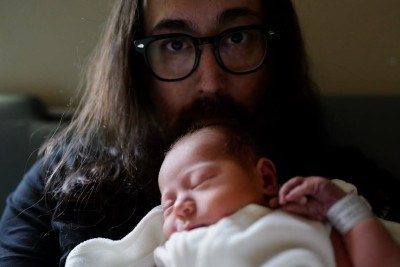 Sean Ono Lennon com o filho rec&eacute;m-nascido, Aurelius -  (crédito: Redes sociais)
