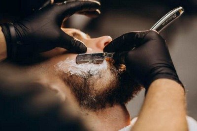 O próprio ato de barbear pode causar pequenas lesões que facilitam a entrada de bactérias -  (crédito: Magnific)