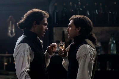 Fisicamente semelhantes, Fran&ccedil;ois Civil (Charles Darnay) e Kit Harington (Sydney Carton) t&ecirc;m personalidades e valores opostos 

 -  (crédito: Marcell Piti/Divulga&ccedil;&atilde;o)