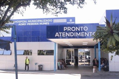 Mulher morreu após ficar três dias internada no Hospital Municipalizado Adão Pereira Nunes, em Duque de Caxias, na Baixada Fluminense -  (crédito: Carlos Elias Junior)