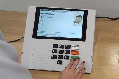 O TRE-MG e a empresa IBM participaram de um chamamento da Justi&ccedil;a Eleitoral para produzir prot&oacute;tipos e idealizar a primeira m&aacute;quina de votar brasileira. -  (crédito: Maria L&uacute;cia Passos/EM/D.A Press)