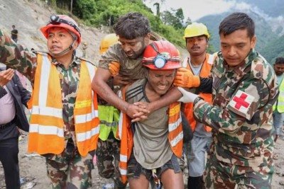 Homens foram resgatados com vida nove dias depois de avalanche -  (crédito: Nepal Army )
